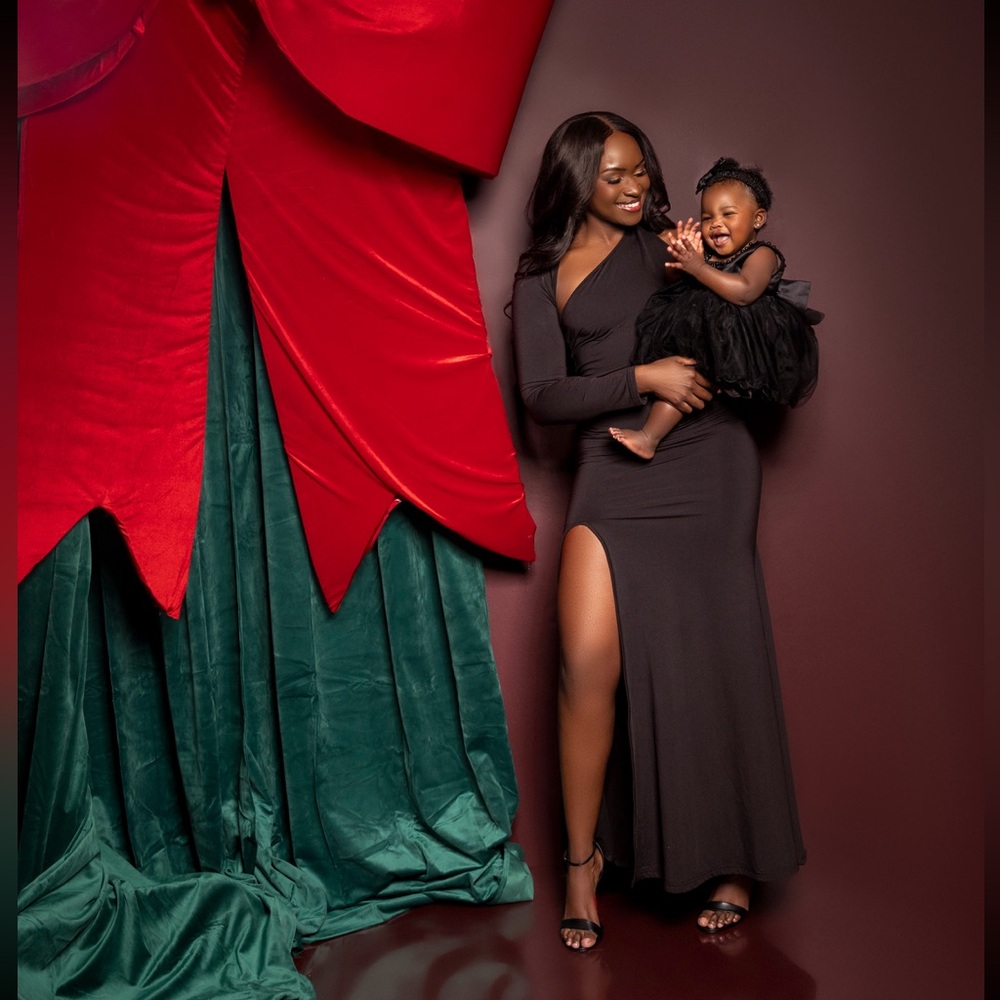 Elegant Black One-Shoulder Dress - Picture 3 of 3